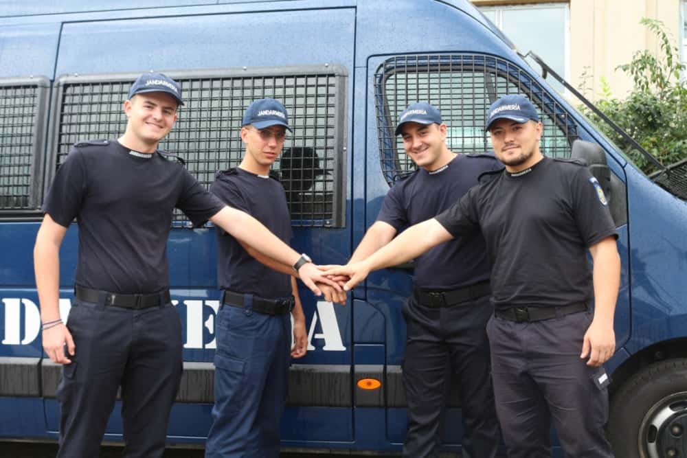 O lună de practică la Jandarmeria Mobilă Ploiești a fost de ajuns! Patru elevi ai școlii din Drăgășani vor o carieră în uniformă de jandarm