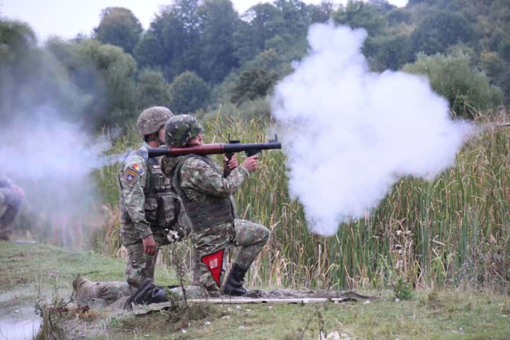 Rezerviștii din Prahova, la antrenament în poligonul de tragere de la Coada Izvorului