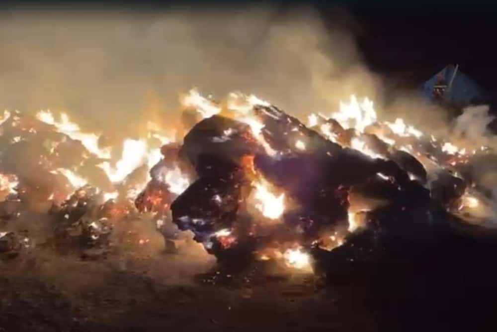 Sute de baloți de furaje ard în comuna Jugureni. Pompierii din Mizil acționează de nouă ore pentru stingerea flăcărilor