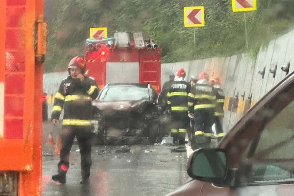 Accident pe DN1, în zona Posada. Șoferul unui ansamblu de vehicule a părăsit zona, după coliziunea cu un autoturism