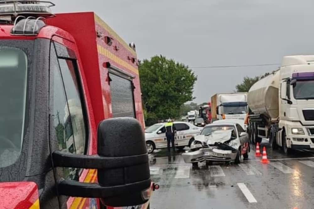 Patru răniți, în urma coliziunii dintre două autoturisme, pe DN1B, în Valea Călugărească