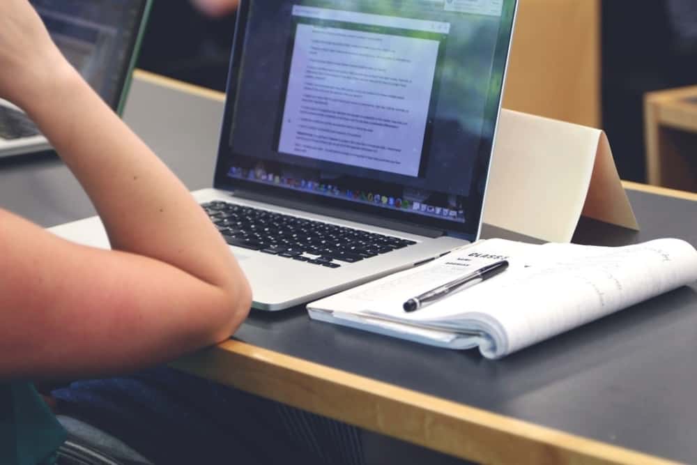 47 de școli, licee și grădinițe din Ploiești - dotate cu echipamente multimedia, printr-un proiect finanțat de PNRR