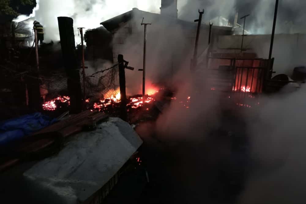 Un foc nestins complet a provocat un incendiu de proporții în comuna Ariceștii Rahtivani. Două case au fost mistuite de flăcări