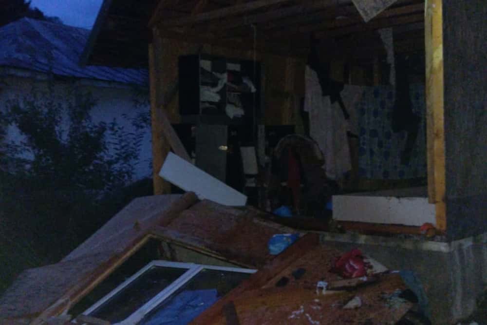 Explozie într-o locuință din Provița de Jos. Două persoane au fost rănite
