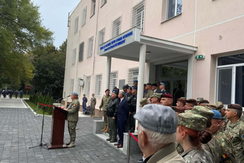 Conducerea Uzinei Mecanice Plopeni, prezentă la ceremoniile dedicate Zilei Artileriei și Rachetelor Antiaeriene, la Școala de Instruire pentru Apărare Antiaeriană