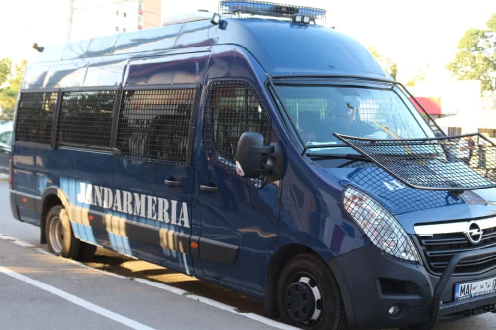 Un incendiu izbucnit la un autoturism cu GPL, aflat în trafic pe o stradă din Ploiești, stins de patru jandarmi de la Gruparea Mobilă