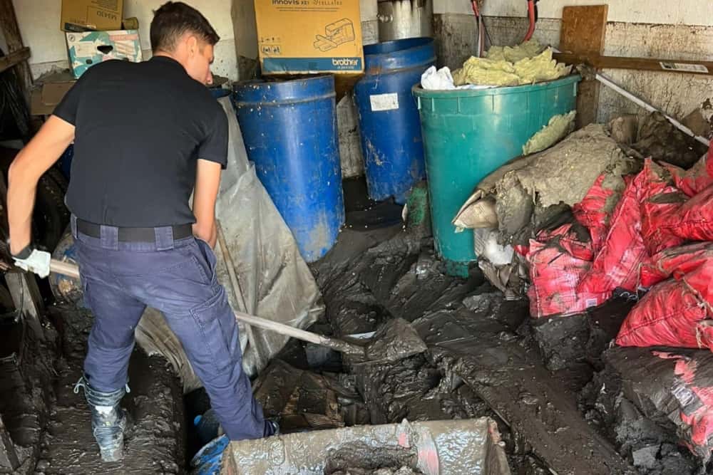 Pompierii prahoveni, în ajutorul sinistraților din Galați. Imagini de nedescris cu urmările inundațiilor