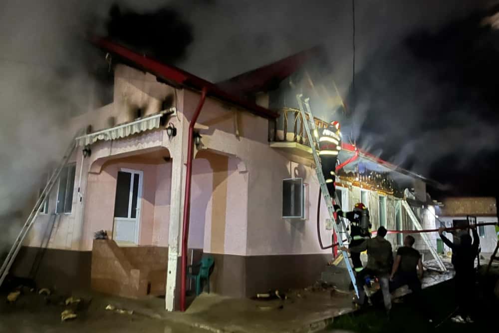 Două case au fost cuprinse de flăcări în comuna Cerașu, noaptea trecută, din cauza unui coș de fum neizolat