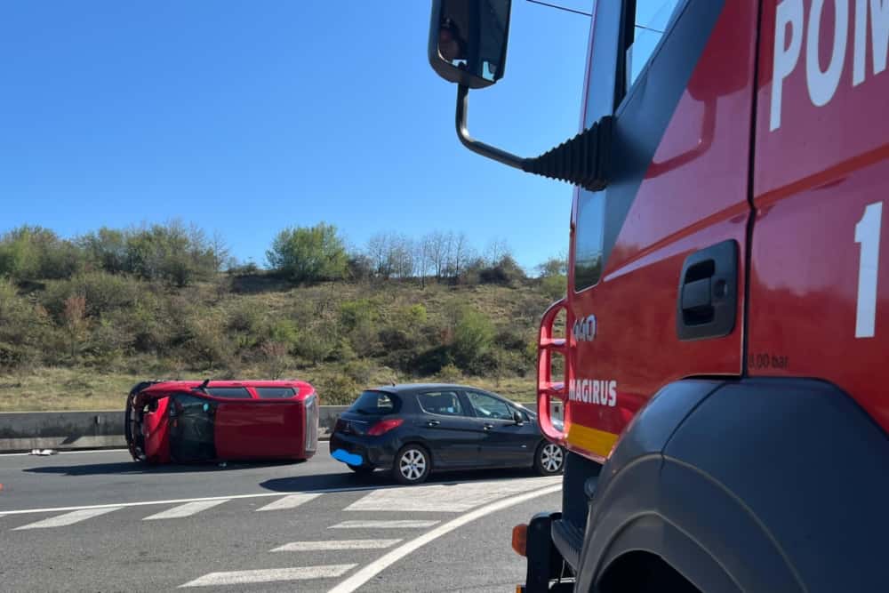 Un autoturism s-a răsturnat pe o parte, în urma unui accident produs pe DN1, în zona Florești. Cinci persoane implicate în evenimentul rutier