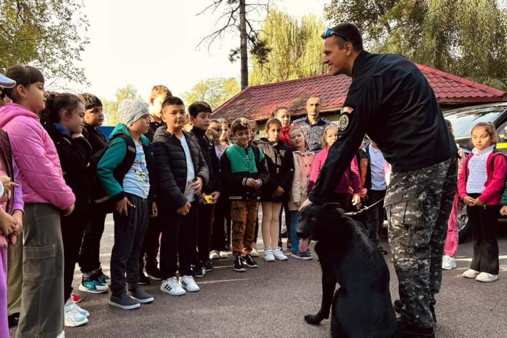 Acțiune ”blănoasă” a polițiștilor prahoveni, de Ziua Mondială a Animalelor. Vedetele zilei: Tara și Ada
