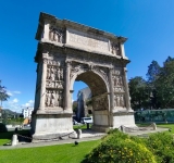 Dacii, și pe Arcul lui Traian din Benevento, un monument care nu este studiat în școlile din România!