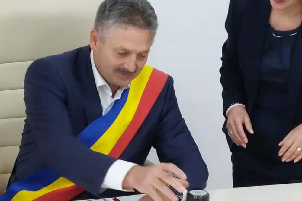 Reacție aberantă a primarului liberal din Bușteni la acuzațiile de lovire a unei angajate