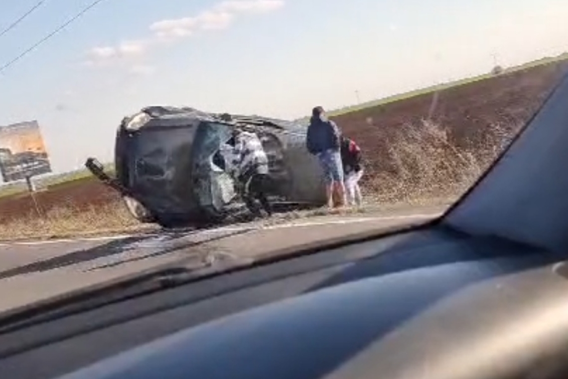 Un autoturism s-a răsturnat pe DN1, după o coliziune în trafic, în zona Băicoi