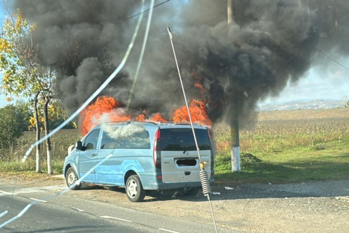Un autovehicul a luat foc pe DN1, în zona trecerii la nivel cu calea ferată de la Movila Vulpii