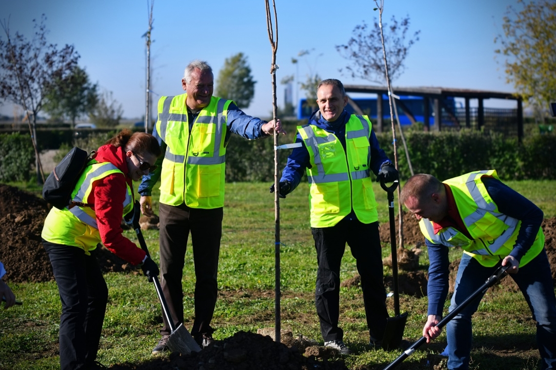 România mai curată începe cu Prahova mai curată! Președintele CJ Prahova, Virgiliu Nanu, și prefectul Emil Drăgănescu - la acțiunea de plantare și ecologizare!