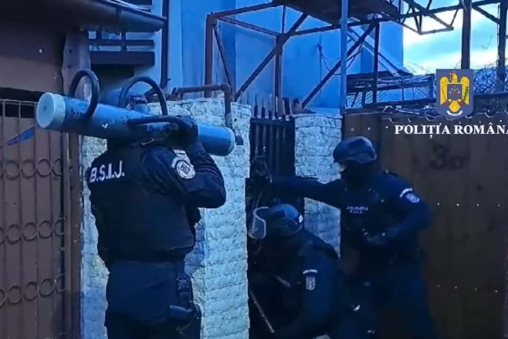 Hoți din București și Ilfov care dădeau spargeri în județul Prahova au fost săltați de polițiști. Furau unelte și laptopuri de pe șantierele A7 și penitenciarului Berceni