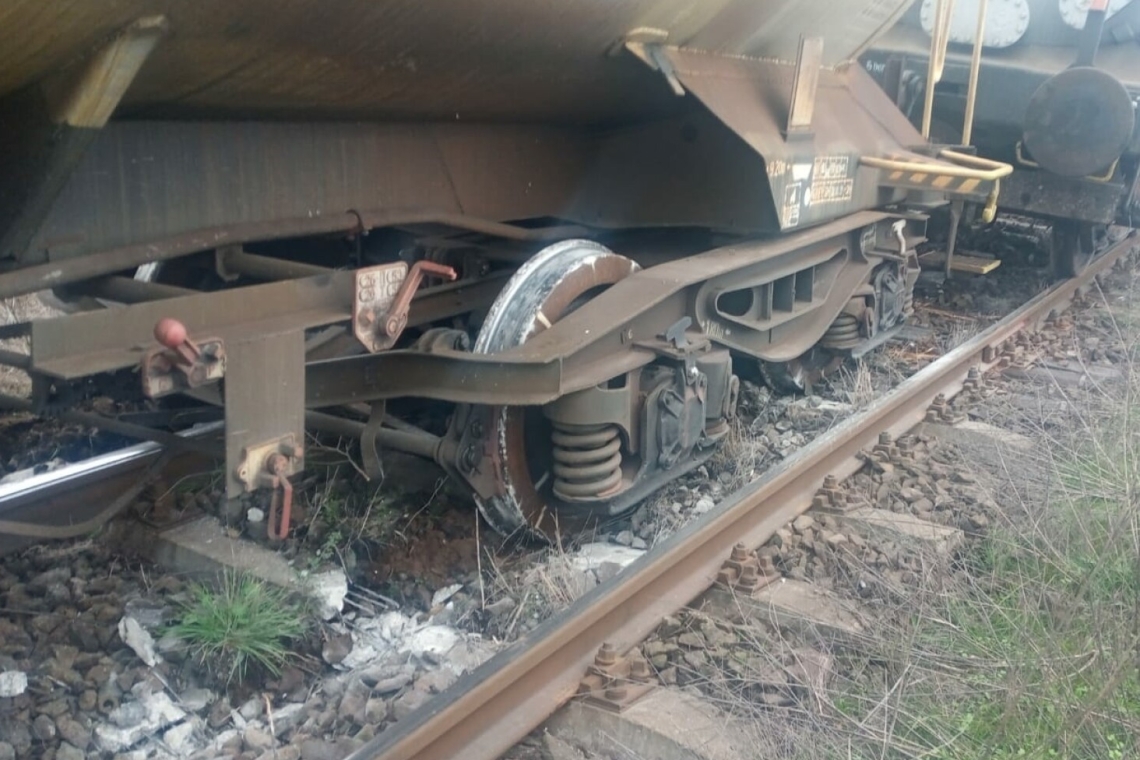 Trei vagoane ale unui tren privat de marfă au deraiat în stația Ploiești Est. Traficul a fost blocat aproape trei ore între Ploiești Sud și Ploiești Est