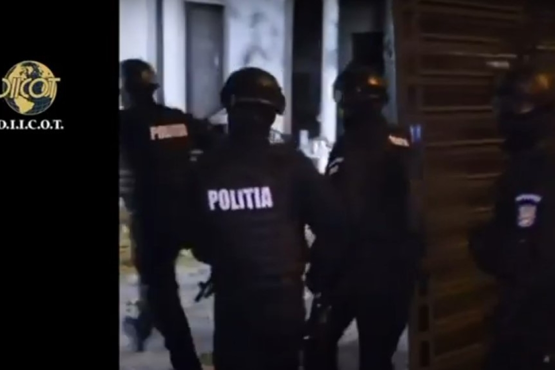 Percheziții în Prahova, la suspecți de trafic de arme și de droguri (video)