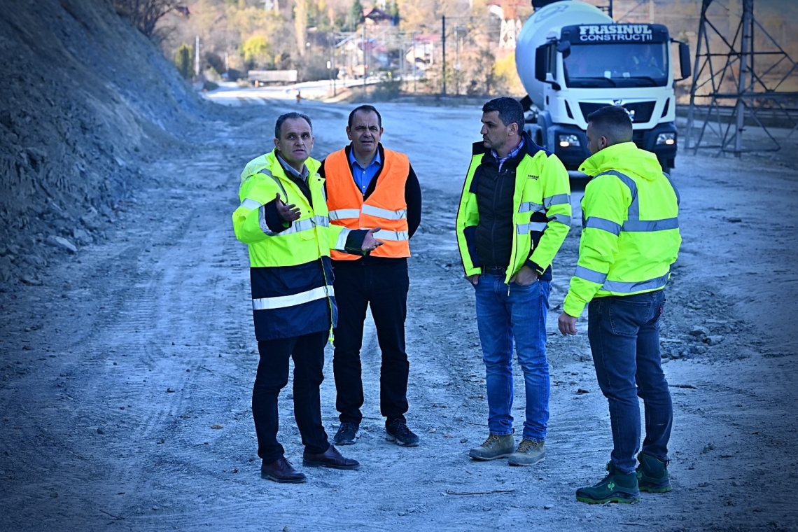 Virgiliu Nanu, președintele CJ Prahova, a cerut constructorilor centurii ocolitoare a Comarnicului să rezolve neconformitățile existente. Ce modificări trebuie făcute pe șantier