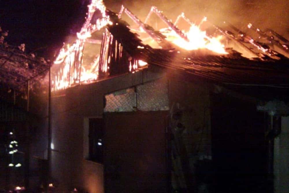 O casă din comuna Măgurele a fost cuprinsă de flăcări, noaptea trecută, din cauza coșului de fum neizolat corespunzător