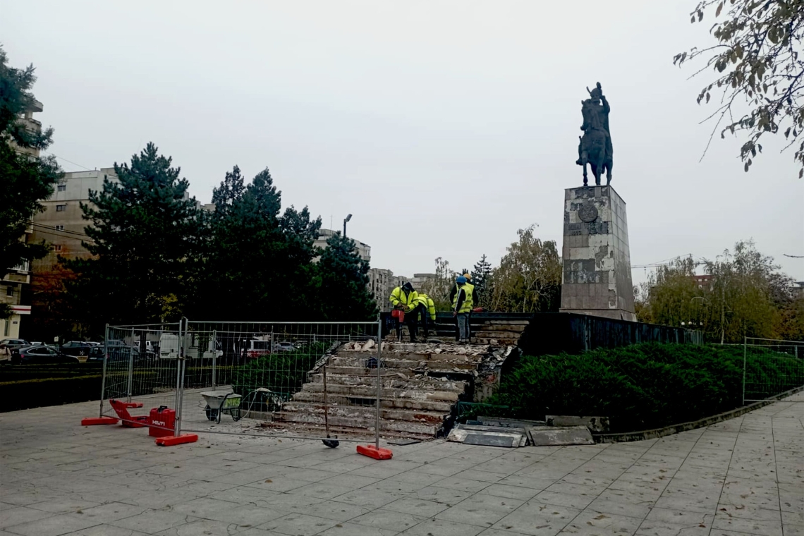 Statuia lui Mihai Viteazul, din centrul Ploieștiului, a intrat în reabilitare