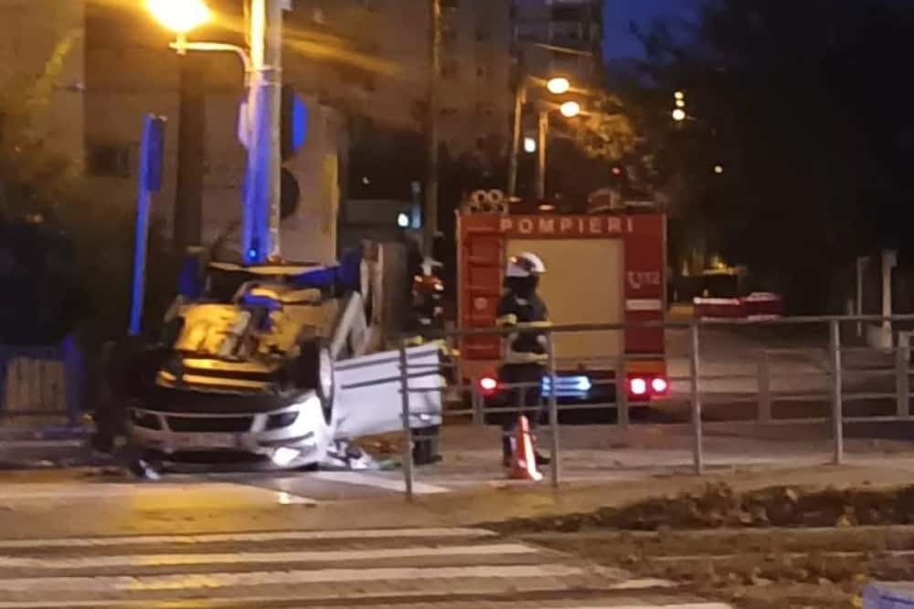 Accident în centrul Ploieștiului. Un autoturism a intrat în refugiul tramvaiului și s-a răsturnat