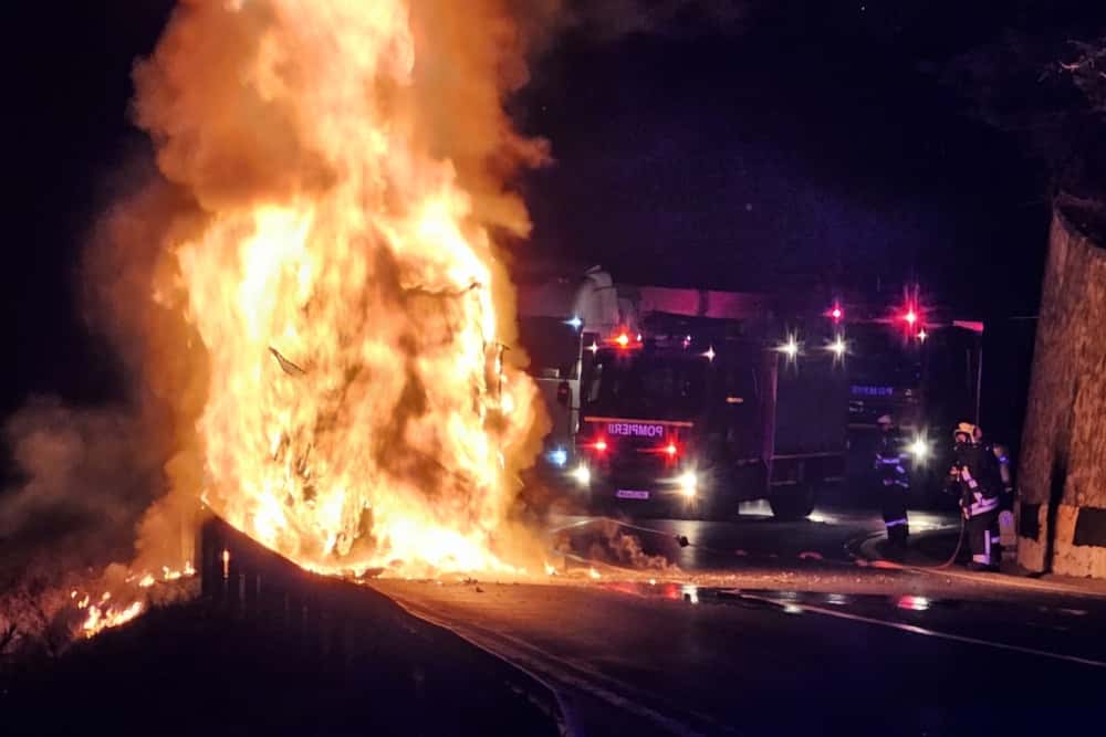 Trafic blocat pe DN1, între Azuga și Predeal. Un autocamion a luat foc