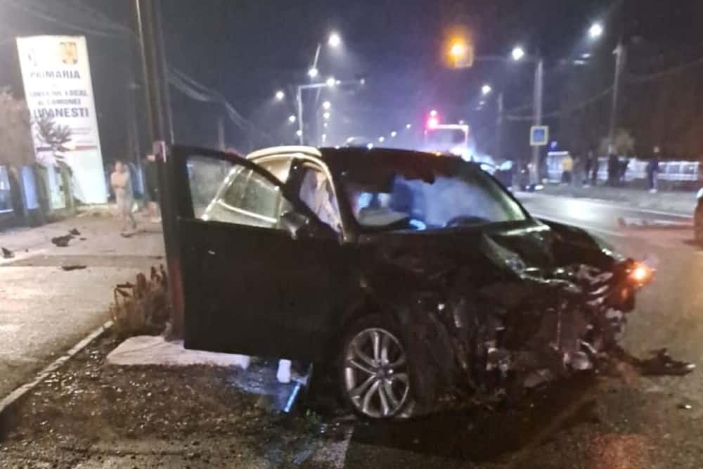 Accident pe DN1A, în fața Primăriei Lipănești. Unul dintre autoturismele implicate a luat foc