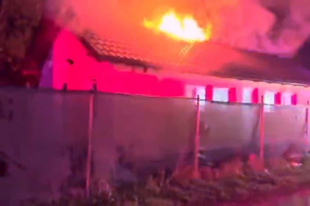 O casă de rugăciune din Vălenii de Munte a fost cuprinsă de flăcări, miercuri seară