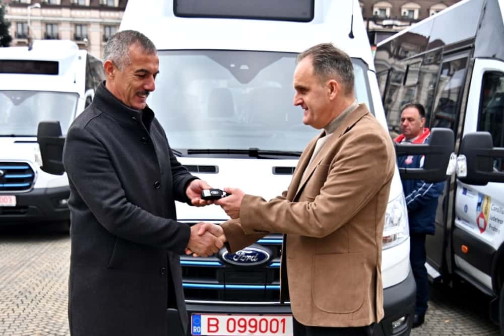 Președintele CJ Prahova, Virgiliu Nanu, a predat cheile a cinci microbuze electrice pentru elevii prahoveni din Drăgănești, Gornet, Sângeru, Vălenii de Munte și Târgșoru Vechi