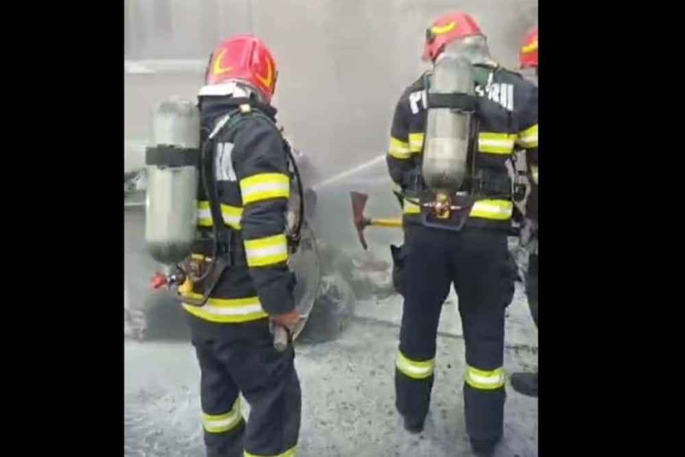 O pubelă din curtea Spitalului Lotus din Ploiești a luat foc