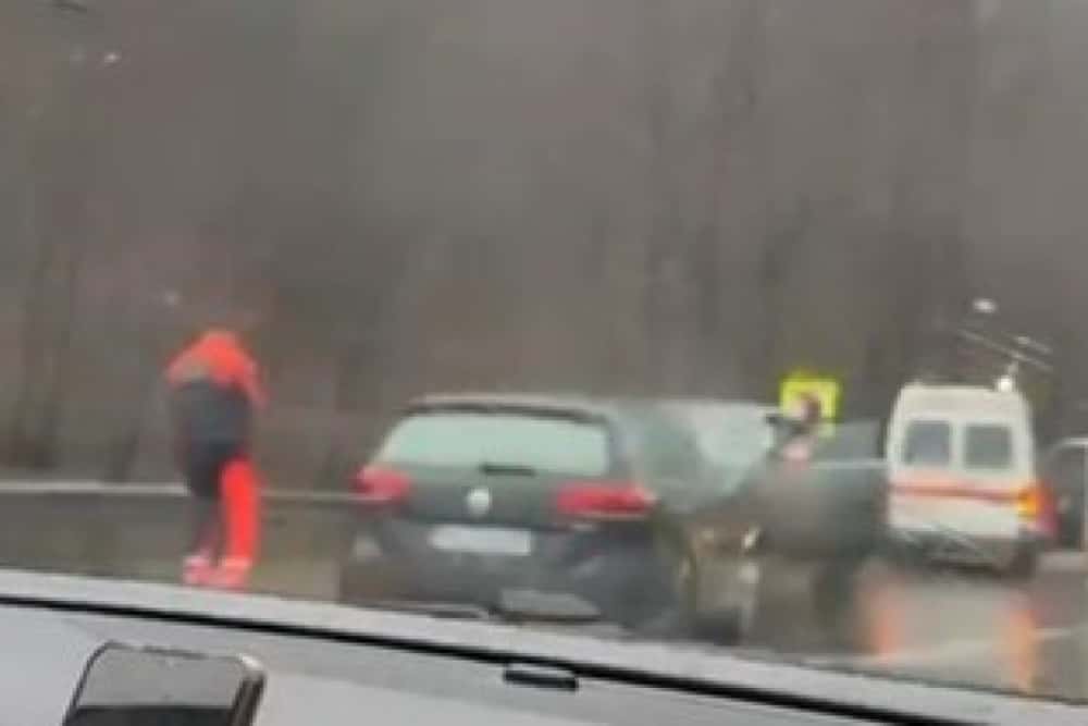 Trafic îngreunat pe DN1, în zona Azuga, în urma coliziunii dintre două autoturisme