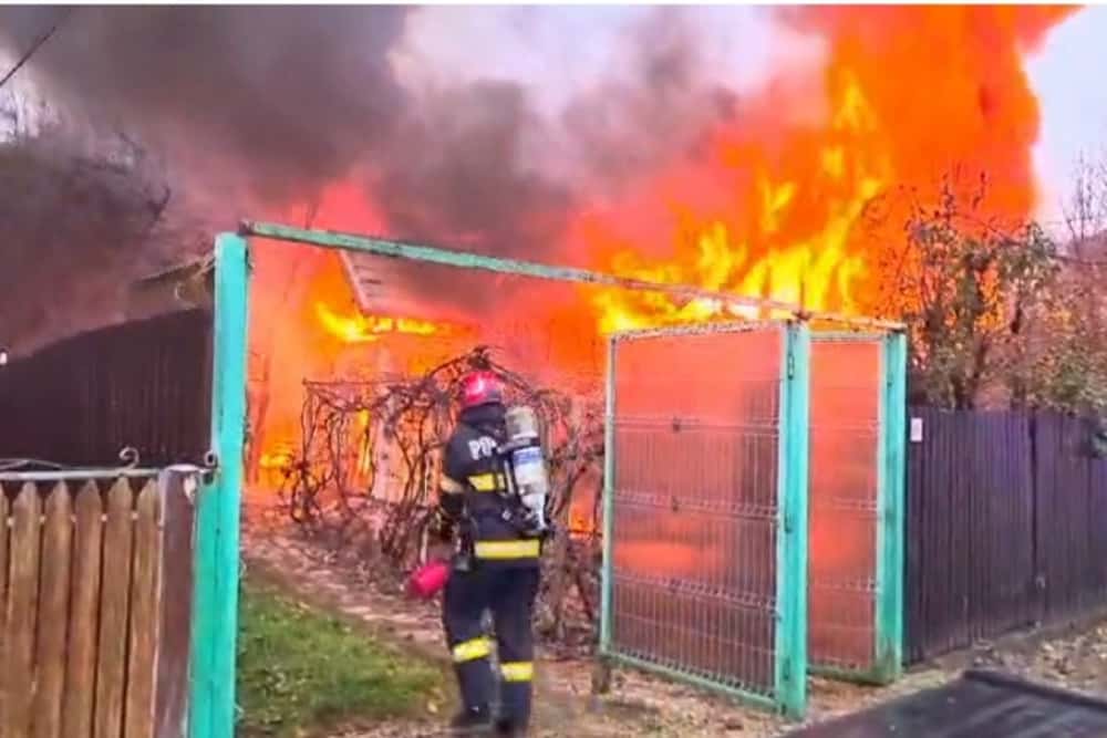 O casă din comuna Gura Vitioarei a ars ca o torță, sâmbătă dimineață! Un bărbat a suferit arsuri