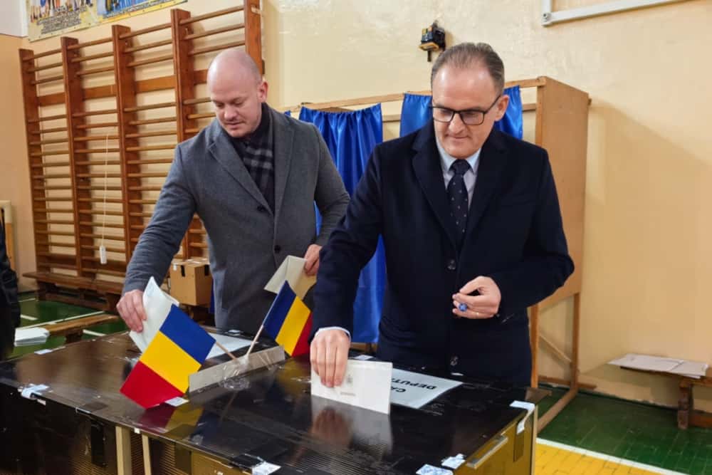 Virgiliu Nanu și Octavian Sandu au votat la secția de la Colegiul Național Mihai Viteazul din Ploiești