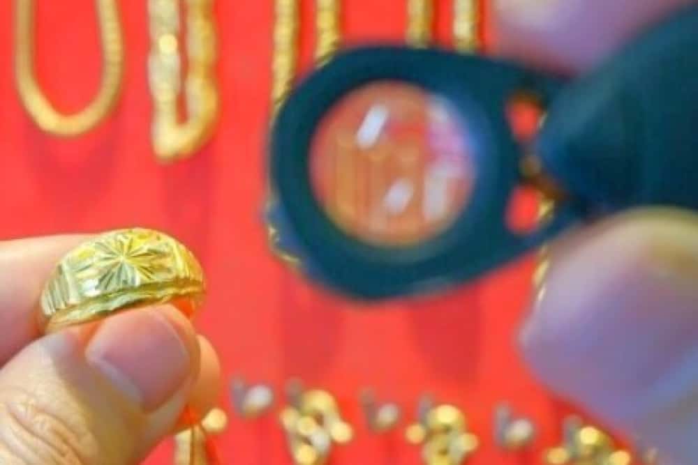 Percheziții la un ploieștean care a vândut tinichele pe post de aur! 