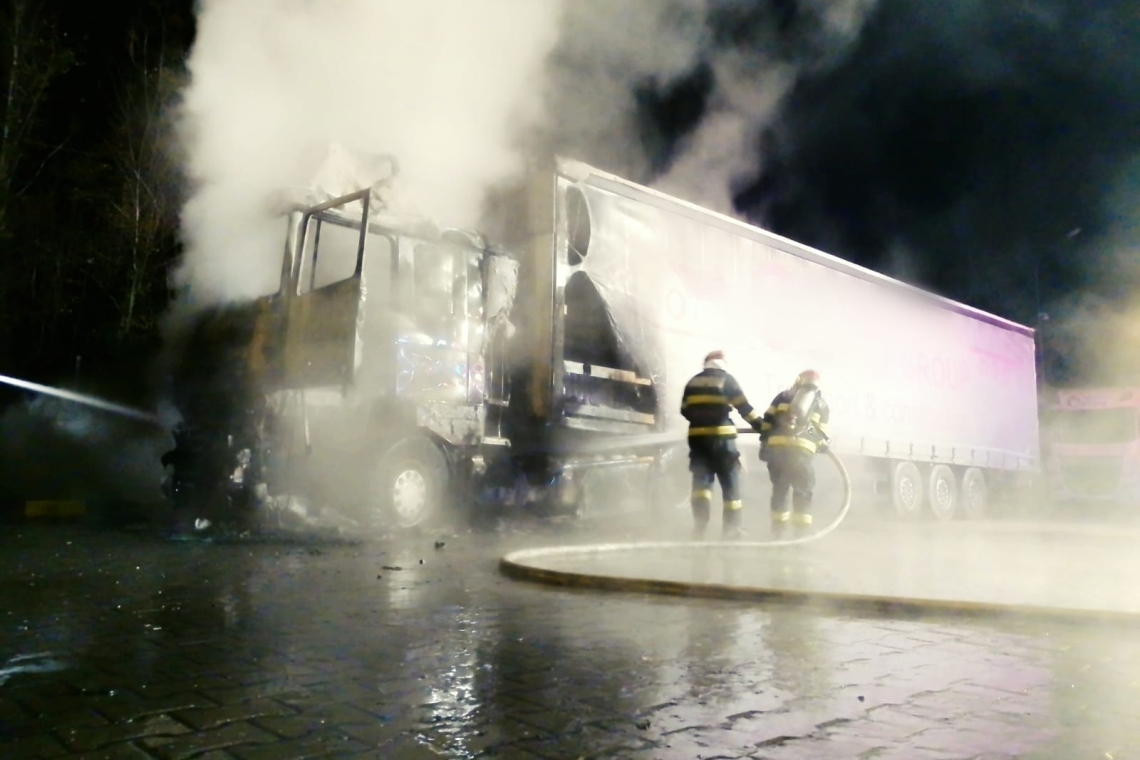Un autocamion a luat foc, noaptea trecută, în parcarea parcului industrial din Ariceștii Rahtivani