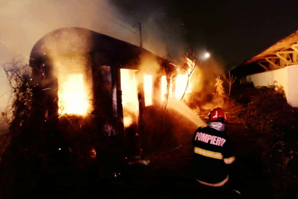 Un vagon dezafectat a ars ca o torță, sâmbătă dimineață, în Ploiești
