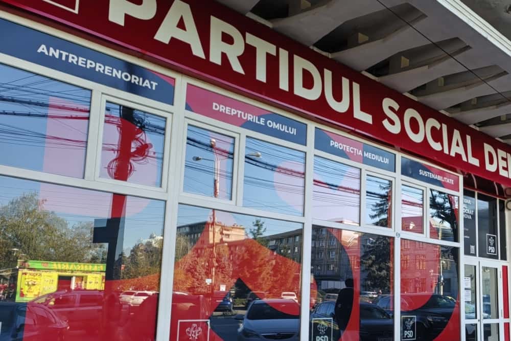 Ce au pățit vandalii care au atacat cu toporul și au vopsit cu spray geamurile sediului PSD Prahova