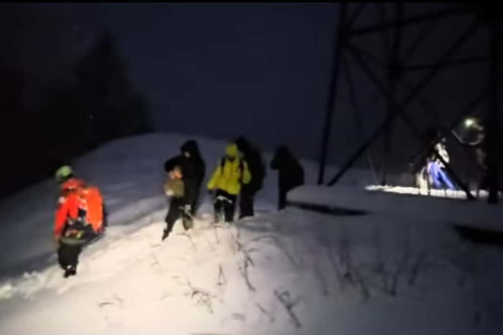 În ciuda avertizărilor, turiștii se încăpățânează să meargă pe traseele din Bucegi impracticabile iarna. Șase persoane, recuperate de salvamontiști din zone de risc