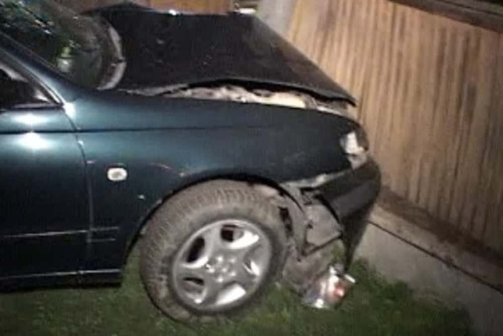 Fără permis și băut, un tânăr de 22 de ani a intrat cu o mașină fără ITP valabil în gardul unei case din comuna Sângeru