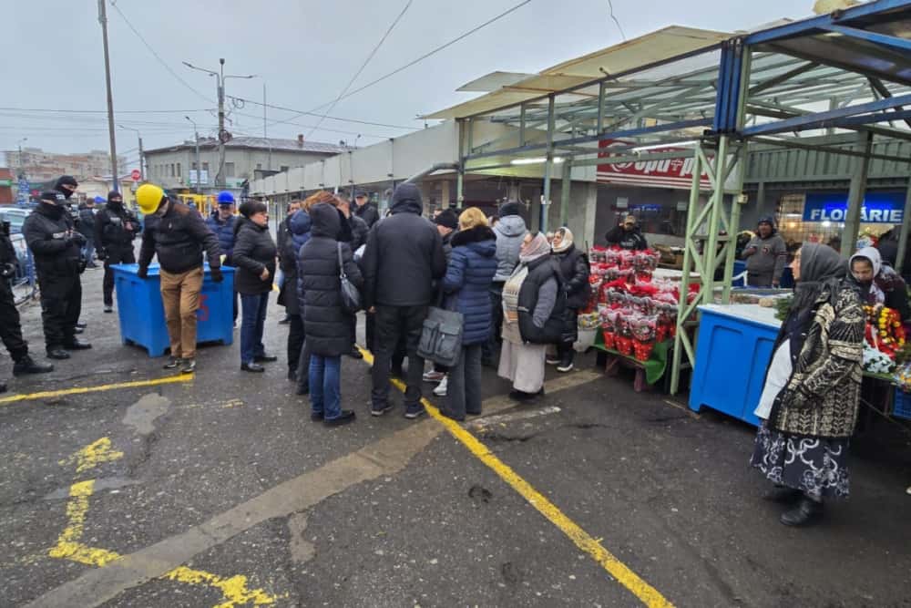 Comercianții de flori din Piața Centrală a Ploieștiului, luați la puricat de Poliția Locală!