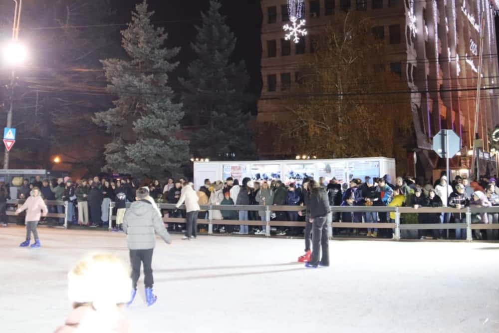 Părinții unei fetițe din Ploiești au reclamat că fiica lor s-a curentat la patinoarul din centrul orașului