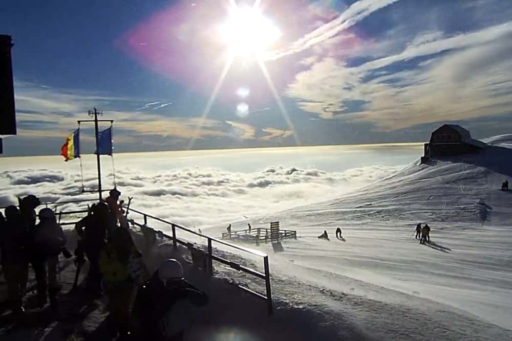 Imagini de vis pe domeniul schiabil Sinaia: între soare și marea de nori!/ Aglomerație la telegondolă
