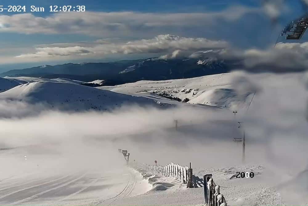 Vântul puternic a făcut imposibil, duminică, accesul pe pârtiile de altitudine din Sinaia!