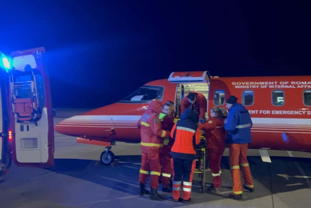 Două fetițe cu arsuri grave, în urma unei explozii produse în județul Botoșani, transportate de urgență la București cu un avion SMURD