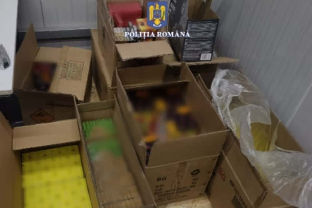 Depozite de articole pirotehnice, găsite de polițiști în locuințe din Bărcănești și Râfov