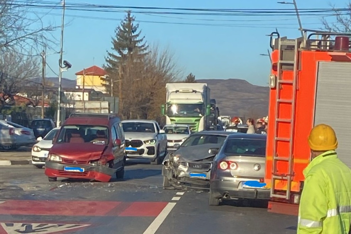 Coliziune în lanț pe DN1A, în comuna Lipănești. Două femei au fost rănite și transportate la spital