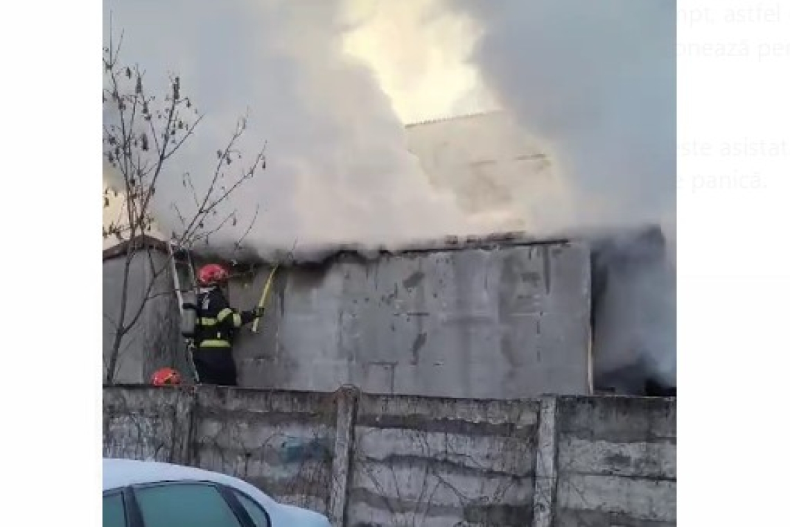 O casă din Ploiești - mistuită de flăcări, vineri dimineață