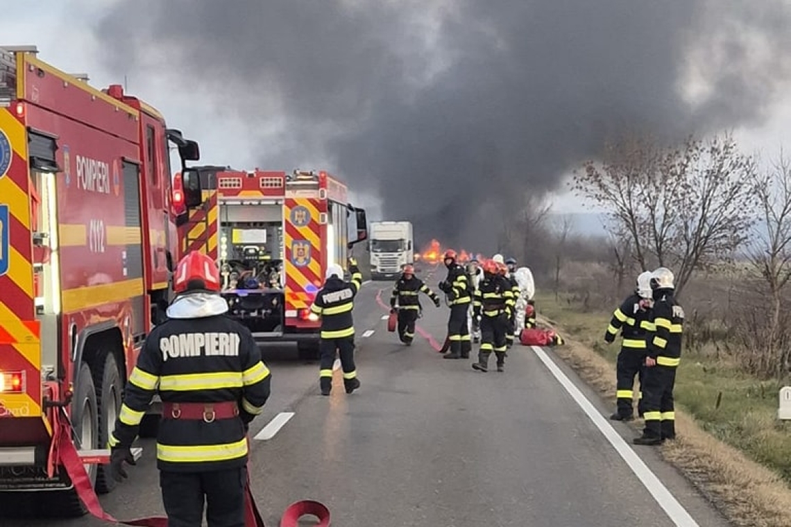 Trei autospeciale ale ISU Prahova intervin la autocisterna cu GPL cuprinsă de flăcări, pe DN72