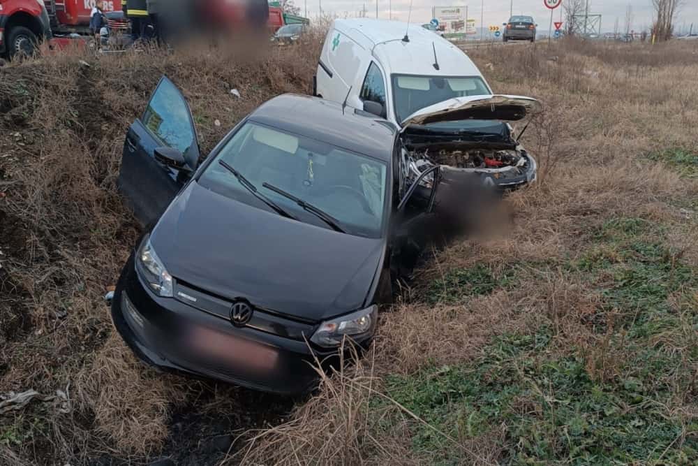 Trei autoturisme au intrat în coliziune, în Blejoi. Două persoane au fost rănite